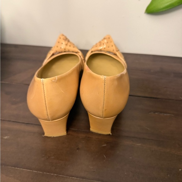 Stuart Weitzman Nude Patent Leather Studded Bow Wedge Pumps – Size 7.5M - Picture 3 of 10